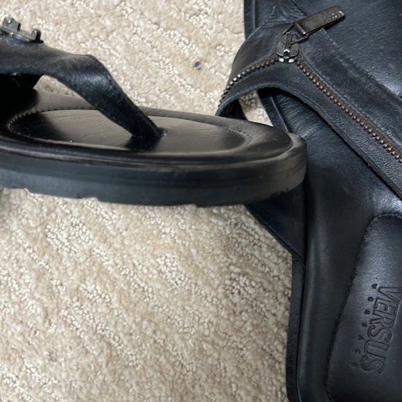 VERSACE VERSUS LEATHER FLIP FLOP SANDAL WITH ZIPPER - Picture 7 of 7